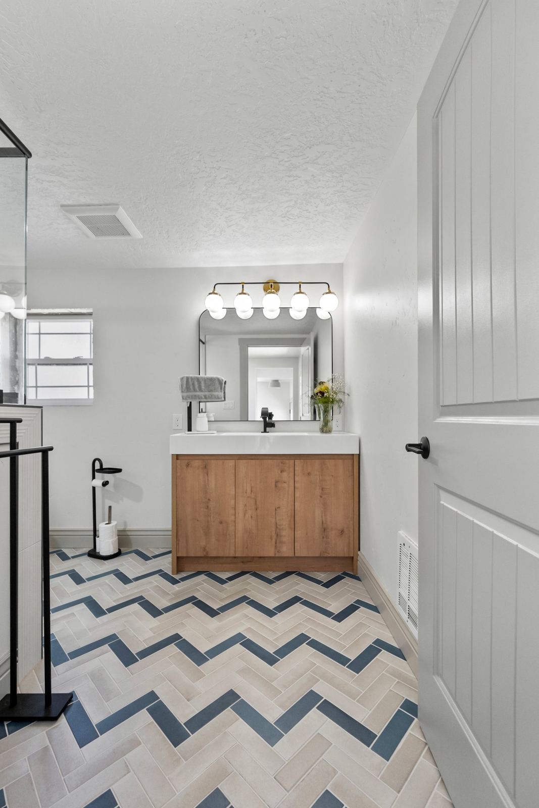 Chevron bath floor