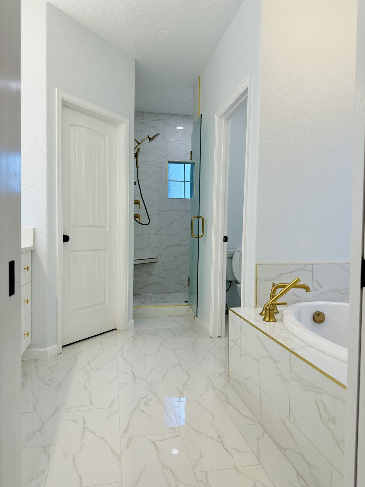 Marble-look bath with gold fixtures