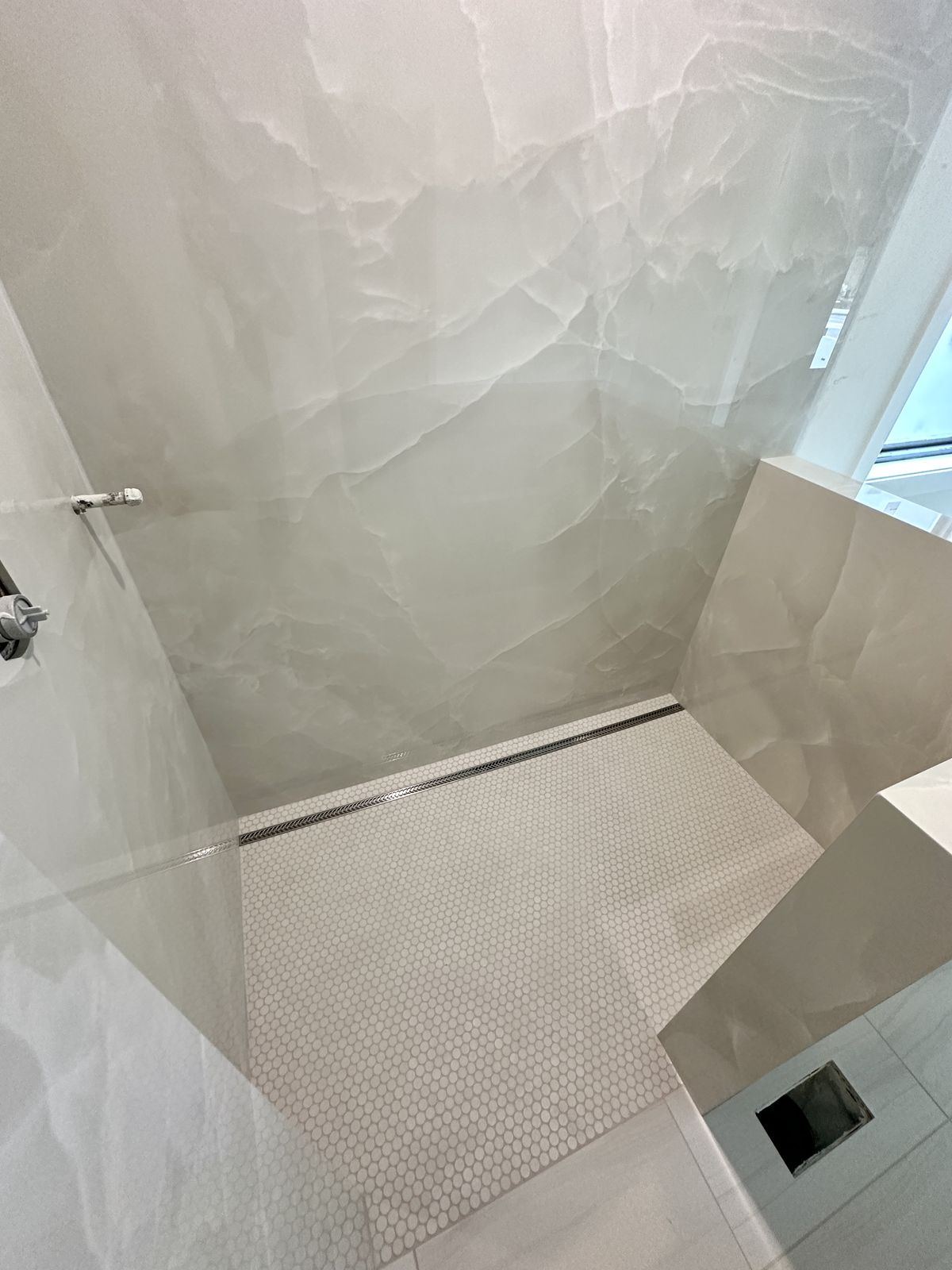 Large-format panel shower